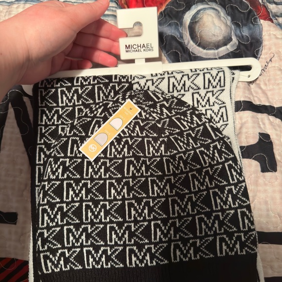Michael kors hat and scarf set ! - Picture 2 of 3